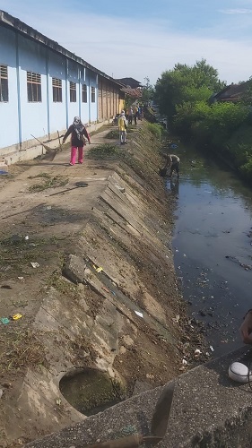 Pemerintahan Kecamatan Babalan bergoyong royong membersihkan parit kanal Kec.Babalan , Jumat (21/7). Waspada/Boy Aprizal