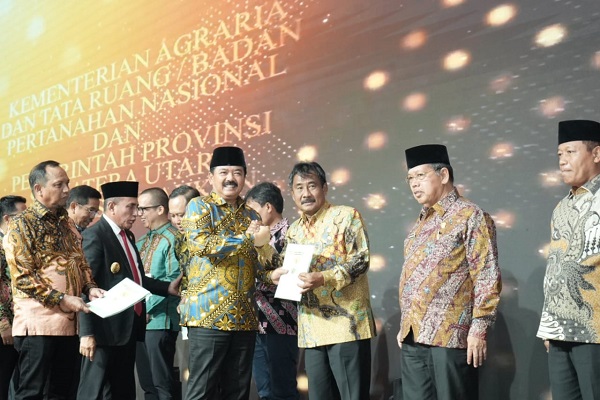 Wali Kota Binjai Drs H Amir Hamzah menerima sertifikat tanah milik Bimko Binjai dari menteri Agraria dan Tata Ruang /Kepala Badan Pertanahan Nasional Hadi Tjahjanto di Medan (waspada/Ist).