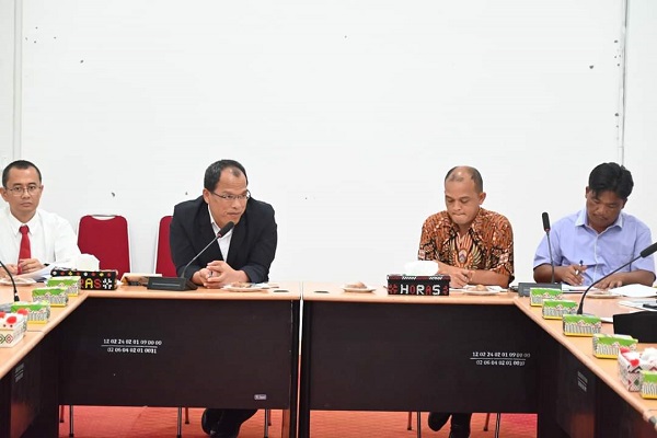 BUPATI Humbahas, Dosmar Banjarnahor pimpin rapat penanggulangan kemiskinan. Waspada/Ist