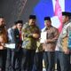 Wakil Wali Kota P.Sidimpuan Ir. Arwin Siregar (3 kanan) menerima sertifikat aset dari Menteri ATR/BPN, Hadi Tjahjanto, Kamis (20/7). Waspada/ist