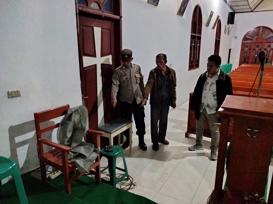 Petugas Polres Taput olah tempat kejadian perkara (TKP) kasus pencurian inventaris gereja di Kecamatan Siborongborong. Waspada/ist
