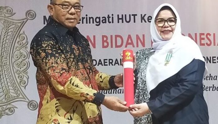 BKKBN Serahkan Penghargaan WKK Kepada Ketua IBI Aceh