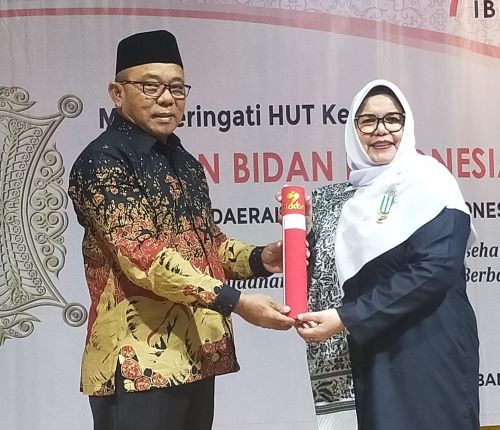 Plt. Kepala Perwakilan BKKBN Aceh Husni Thamrin menyerahkan penghargaan Wirya Karya Kencana (WKK) kepada Ketua IBI Provinsi Aceh Elfira Wahyuni bertepatan pada HUT ke-72 IBI yang digelar di Aula Balaikota Banda Aceh, Sabtu (22/07/23). (Waspada/T.Mansursyah)