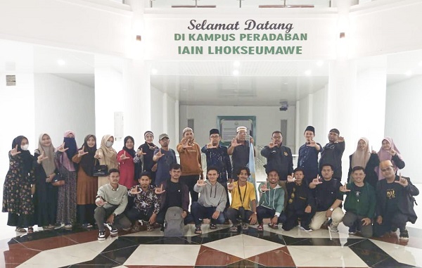 23 peserta PKM III dari IAIN Lhokseumawe foto bersama pertanda siap mengikuti perlombaan di UIN Jambi. Waspada/Ist