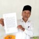 Terpiadi A Madjid menunjukkan surat yang dikirimnya untuk Presiden Jokowi, Senin (17/7). Waspada/Its