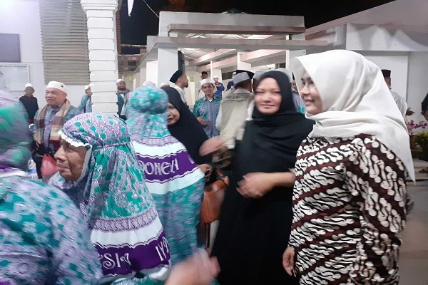 Wakil Bupati Atika Azmi Utammi Nasution memperlakukan jemaah haji seperti orangtua sendiri, saat di Medan atau di Masjid Agung Nur Ala Nur Panyabungan. Waspada/Ist