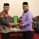 H Sudirman anggota DPD RI Komite IV memberikan cendramata kepada Penjabat Bupati Aceh Singkil Drs Azmi saat kunjungan kerjanya ke Bumi Sekata Sepekat itu, Minggu (23/7). WASPADA/Ariefh