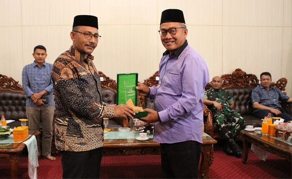 H Sudirman anggota DPD RI Komite IV memberikan cendramata kepada Penjabat Bupati Aceh Singkil Drs Azmi saat kunjungan kerjanya ke Bumi Sekata Sepekat itu, Minggu (23/7). WASPADA/Ariefh