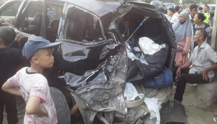 Xenia Ringsek Ditabrak Kereta Api, 1 Luka