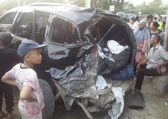 Mobil Xenia BK 1413 ZI tampak ringsek setelah ditabrak kereta api di perlintasan sebidang di Gang Sunaryo Lingk. X Kel.Tualang Kec.Perbaungan, Minggu (23/7) sore. (Waspada/Ist)