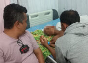 Camat Tambangan Muslih Lubis menjenguk bocah Tambangan korban dibacok. Sekarang sudah selesai menjalani operasi di RSUD Panyabungan. Waspada/Ist