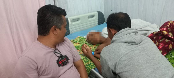 Camat Tambangan Muslih Lubis menjenguk bocah Tambangan korban dibacok. Sekarang sudah selesai menjalani operasi di RSUD Panyabungan. Waspada/Ist
