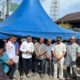 Wakil Ketua DPRA, Safaruddin S.Sos MSP, menyalurkan bantuan kepada korban musibah kebakaran di Desa Geulumpang Payong, Kecamatan Blangpidie, Abdya. Foto direkam Minggu (23/7) lalu. Waspada/Syafrizal
