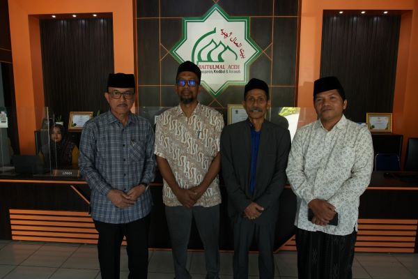 Ketua MPU Aceh Tgk.H.Faisal Ali (paling kanan) bersama Wakil Ketua II MPU Aceh Dr Tgk H Muhibbuththabary, MAg seusai menyerahkan infaq ke BMA didampingi oleh anggota Badan BMA Mukhlis Sya'ya, ST dan Dr Abdul Rani Usman, M.Si, Senin (24/07/23). (Waspada/T.Mansursyah)