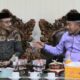 Senator Aceh Haji Sudirman anggota DPD RI asal Aceh, saat berbincang dengan Pj Bupati Aceh Singkil Drs Azmi MAP, Minggu (22/7) di Pendopo Bupati Singkil. WASPADA/Ariefh