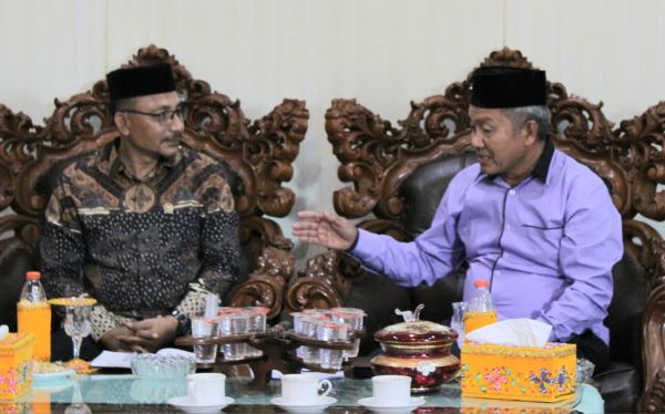 Senator Aceh Haji Sudirman anggota DPD RI asal Aceh, saat berbincang dengan Pj Bupati Aceh Singkil Drs Azmi MAP, Minggu (22/7) di Pendopo Bupati Singkil. WASPADA/Ariefh