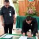 Ketua Umum PGI-D Tapteng Pdt Martin Manullang MTh MM tandatangani nota kesepakatan kerjasama dengan BJamsostek P.Sidimpuan, Senin (3/7). Waspada/ist.