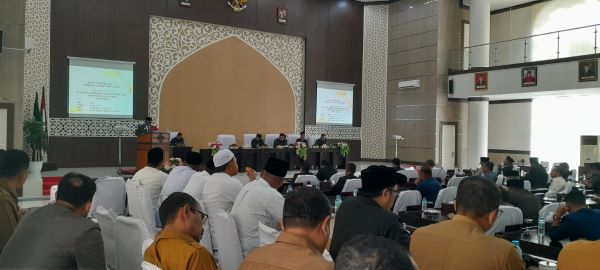 Penjabat Bupati Aceh Utara, Mahyuzar, Senin (24/7) memberikan sambutan usai Ketua DPRK Aceh Utara, Arafat Ali menetapkan lima Komisioner Badan Baitul Mal Aceh Utara. Waspada/Ist