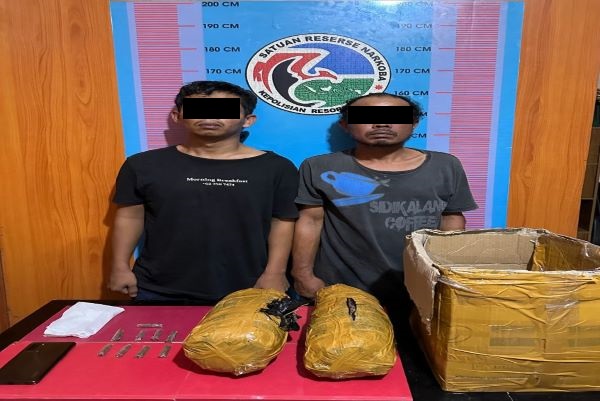 Dua pria diamankan mengantar paket diduga berisi ganja diantarkan ke loket ALS di Panyabungan. Waspada/Ist