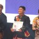 Ketua Forum Anak Kota Sabang (FAKOSA), Dhaifan Wirasatya menerima penghargaan 2P DAFA Award 2023 di Taman Budaya Raden Semarang. (Waspada/ist.)
