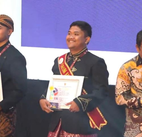 Ketua Forum Anak Kota Sabang (FAKOSA), Dhaifan Wirasatya menerima penghargaan 2P DAFA Award 2023 di Taman Budaya Raden Semarang. (Waspada/ist.)