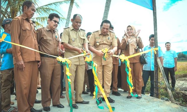 Wali Kota P.Sidimpuan, Irsan Efendi Nasution (2 kanan) bersama Kades Goti Mulyadi (tengah) memotong pita peresmian Jalan Usaha Tani Desa Goti, Kecamatan P.Sidimpuan Tenggara, Senin (24/7). Waspada/ist.