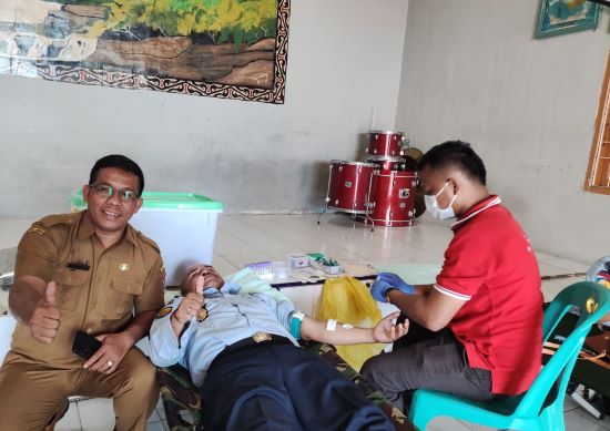 Rumah Tahanan (Rutan) Kelas IIB Tarutung bekerjasama dengan Palang Merah Indonesia (PMI) Kabupaten Tapanuli Utara melakukan kegiatan donor darah, di Aula Rutan Tarutung, Senin (24/7). Waspada/ist