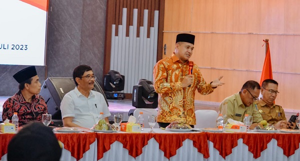 BUPATI Batubara Ir. H. Zahir, M.AP, pada sosialisasi 4 Pilar Kehidupan Berbangsa dan Bernegara dengan pemateri Ketua Pengkajian MPR RI yang juga Anggota Komisi IV Fraksi PDI Perjuangan Djarot Saiful Hidayat di Pendopo Perjuangan, Desa Simpang Dolok, Kecamatan Datuk Limapuluh dan foto bersama. Waspada/Iwan Has