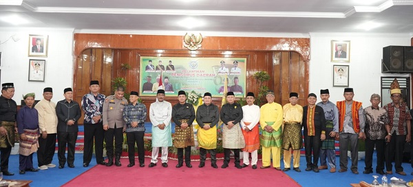 Usai acara pelantikan Wali Kota dan pengurus MABMI Kota Binjai yang baru dilantik foto bersama.(Waspada/Ist).