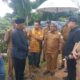 Penjabat Bupati Aceh Utara, Dr. Drs. Mahyuzar, M.Si sedang mendengarkan laporan petani yang mengalami kerugian triliunan rupiah setiap musim tanam akibat gagal panen, Senin (24/7). (Waspada/Zainal Abidin)
