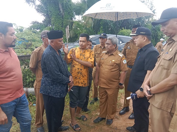 Penjabat Bupati Aceh Utara, Dr. Drs. Mahyuzar, M.Si sedang mendengarkan laporan petani yang mengalami kerugian triliunan rupiah setiap musim tanam akibat gagal panen, Senin (24/7). (Waspada/Zainal Abidin)