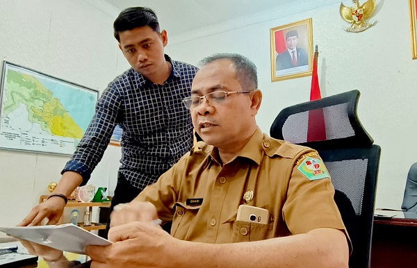 Sekda Pidie H Idami M.S.I, saat ditemui Waspada di ruang kerjanya, Selasa (25/7). Waspada/Muhammad Riza