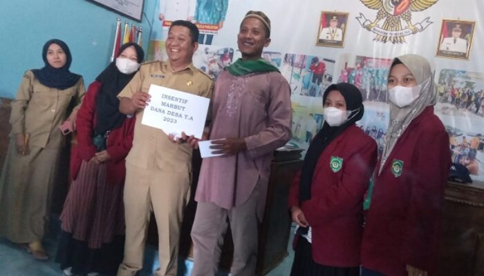 Warga Desa Suka Jaya Terima Bantuan