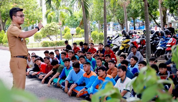 Anggota Paskibra Kabupaten Pidie sedang beristirahat seraya mendengar arahan dari pembina, Selasa (25/7). Waspada/Muhammad Riza
