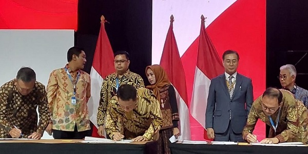 Pj Gubernur Aceh, Achmad Marzuki dan Kepala BPMA, Teuku Mohammad Faisal menandatangani Kontrak Kerja Sama Wilayah kerja Eksplorasi Bireuen-Sigli bersama Menteri ESDM, RI, Arifin Tasrif, pada acara pembukaan the 47th IPA Convention & Exhibition di Indonesia Convention Exhibition BSD City, Tangerang Selatan, Selasa (25/7). (Waspada/Ist)