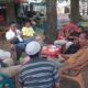 Diskusi serius tapi santai. Mereka membicarakan obsesi jika wartawa jadi Bupati Madina. Perbincangan dilakukan di posko Forum Wartawan Kota (Forwakot) di Taman Panyabungan. Waspada/Ist