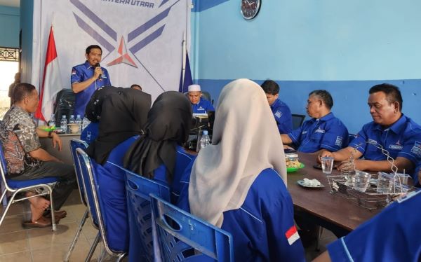 Kader Partai Demokrat Kabupaten Padanglawas silaturrahim dengan Anggota Komisi II DPR RI, Dr. Ir. H. Ongku P. Hasibuan, MM. (Waspada/Idaham Butar Butar/B)