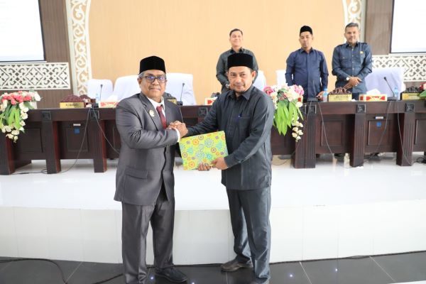 Penjabat Bupati Aceh Utara, Dr Drs Mahyuzar, MSi, Senin (24/7) siang, menyampaikan Rancangan Kebijakan Umum Anggaran-Prioritas Plafon Anggaran Sementara (KUA – PPAS) APBK Tahun Anggaran 2024 di hadapan sidang DPRK setempat di Landing Kecamatan Lhoksukon. Waspada/Maimun Asnawi