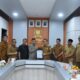 Pj.Wali Kota Banda Aceh Amiruddin dan Ketua DPRK Banda Aceh Farid Nyak Umar sepakat melakukan penandatanganan penyelesaian hutang Pemko tahun 2022 kepada pihak ketiga, di gedung dewan setempat, Selasa (25/07/23). (Waspada/T.Mansursyah)