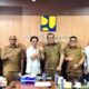 Kepala Biro Administrasi Pembangunan Setda Aceh, T. Robby Irza dan Sekretaris Dinas PUPR Aceh, Muhammad Yasir foto bersama tim BPJN-1 Aceh usai pertemuan. (Waspada/Zafrullah)