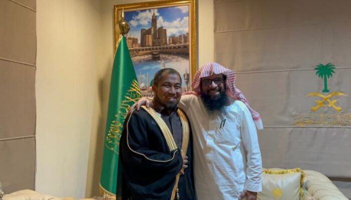 Kepala Atase Agama Saudi Pakaikan Jubah Arab Kepada Pj Bupati