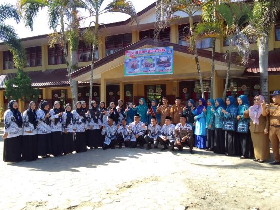 Isteri Pj Gubernur Aceh, Ayu Marzuki yang didampingi Pj Bupati Agara, Drs Syakir beserta Pj. TP PKK Kab. Agara Yulia Yusuf Syakir ke lokasi SD Percontohan dan Simpur Jaya Kecamatan Ketambe Agara, Selasa (25/7). Waspada/Ist
