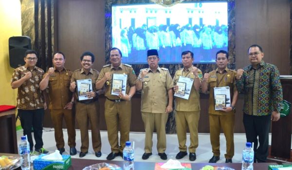 Wali Kota Padangsidimpuan Irsan Efendi Nasution bersama Wakil Wali Kota Arwin Siregar foto bersama usai launching website aplikasi SAKIP, Selasa (25/7).Waspada/ist