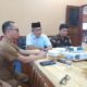 Jaksa Pengacara Negara dari Kejari Singkil Rahmad Syahroni, bersama PJ Bupati Azmi, Kabag Hukum Asmaruddin, Asisten II Faisal dan Kabag Prokopim Abd Rahman saat menyampaikan amar putusan MA, dikantor Bupati, Selasa (25/7). WASPADA/Ariefh