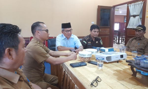 Jaksa Pengacara Negara dari Kejari Singkil Rahmad Syahroni, bersama PJ Bupati Azmi, Kabag Hukum Asmaruddin, Asisten II Faisal dan Kabag Prokopim Abd Rahman saat menyampaikan amar putusan MA, dikantor Bupati, Selasa (25/7). WASPADA/Ariefh