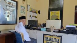 Ketua DPRK Aceh Tamiang, Suprianto ketika melaporkan kasus dugaan pemalsuan dokumen ke Polres Aceh Tamiang, Selasa (25/7).Waspada/Ist