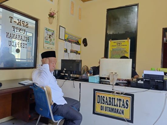 Ketua DPRK Aceh Tamiang, Suprianto ketika melaporkan kasus dugaan pemalsuan dokumen ke Polres Aceh Tamiang, Selasa (25/7).Waspada/Ist