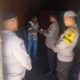 Kasat Binmas Polres Madina AKP Saszorro Efendi didampingi personel Satbinmas dan Bhabinkamtibmas memberikan santuan kepada keluarga anak penderita hipospadia. Waspada/Ist