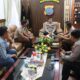 Kapolres Simalungun, AKBP Ronald FC Sipayung, didampingi Kabag Ops Kompol Kristo Tamba dan Kasat Reskrim AKP Rachmat Aribowo, saat menerima lima Taruna Akpol dan Akmil asal Simalungun, di ruang kerja Kapolres, Selasa (25/7).(Waspada/ist).