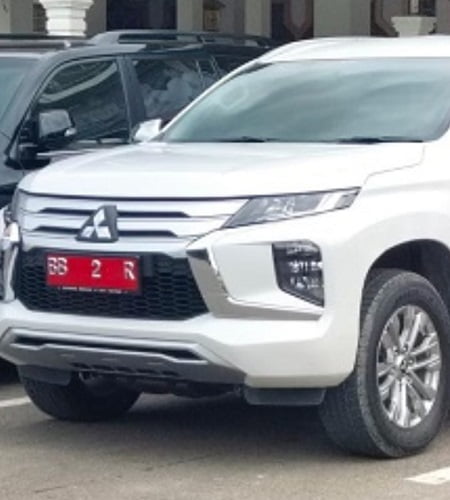 Pajero putih, mobil rental, dipasangkan plat polisi BB 2 R menjadi mobil dinas Wabup Madina. Waspada/Ist